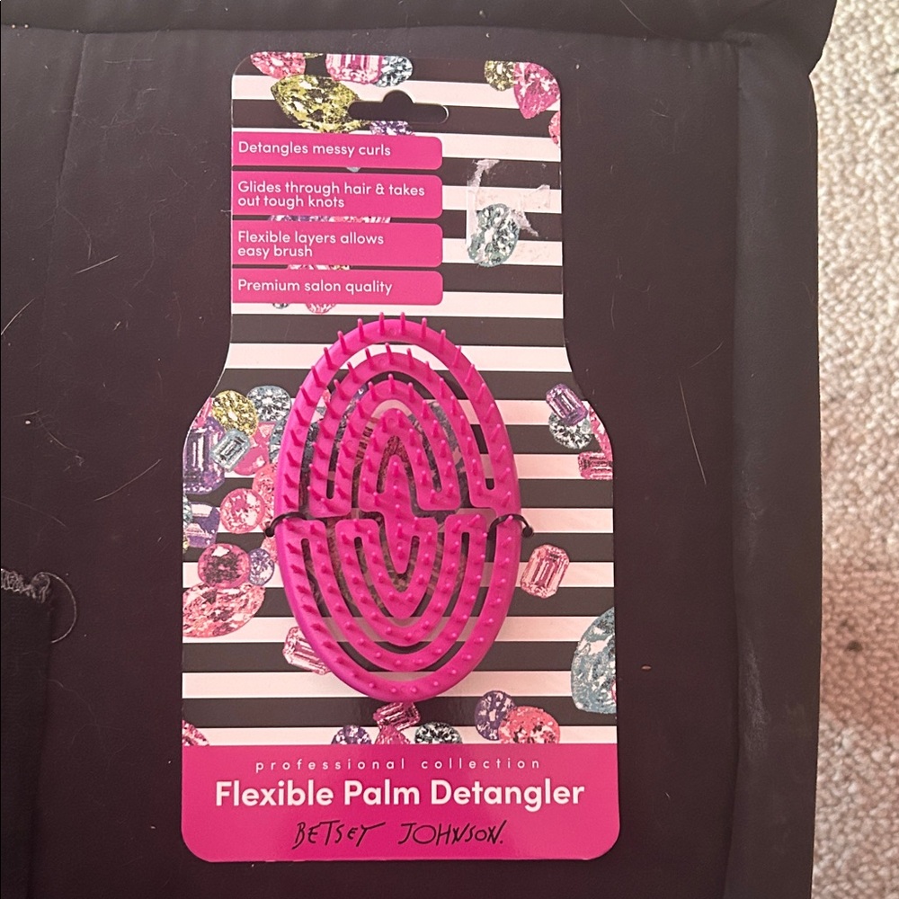 BETSEY JOHNSON FLEXIBLE PALM DETANGLER. NWT